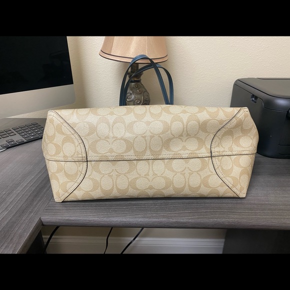 Coach purse - Picture 3 of 4